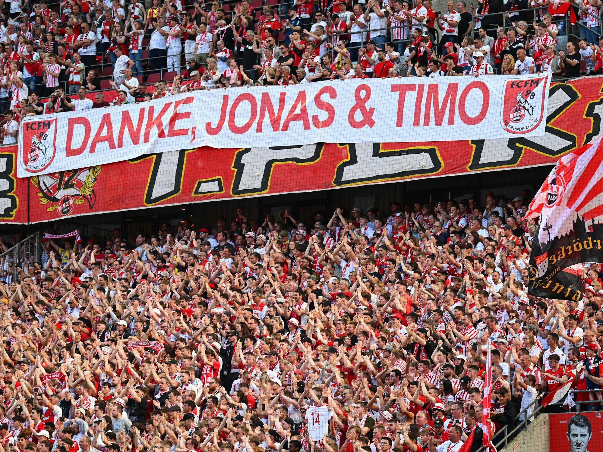Plakate in der Südkurve des 1. FC Köln für Jonas Hector und Timo Horn.