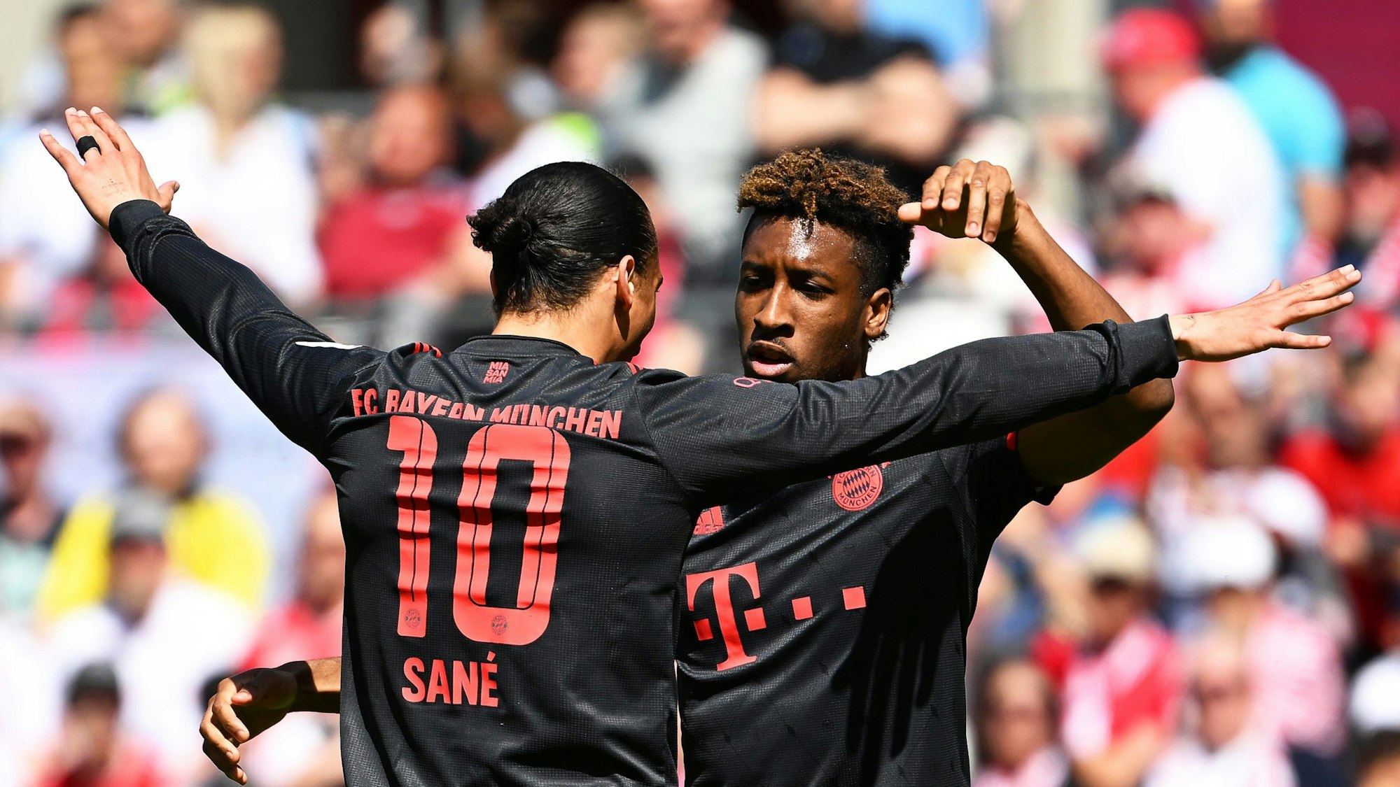 Bayerns Kingsley Coman (r) jubelt mit Teamkollege Leroy Sané über seinen Treffer zum 1:0.