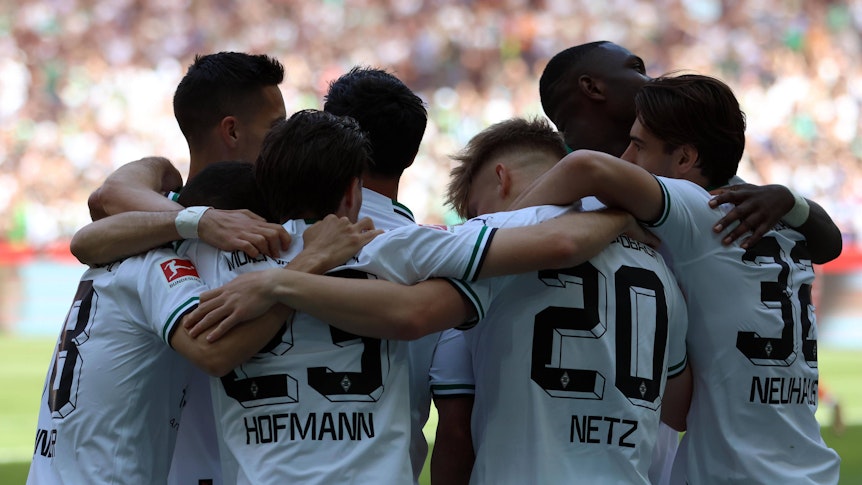 Die Mannschaft von Borussia Mönchengladbach bejubelt den Treffer von Luca Netz zum zwischenzeitlichen 1:0 gegen den FC Augsburg am 27. Mai 2023.
