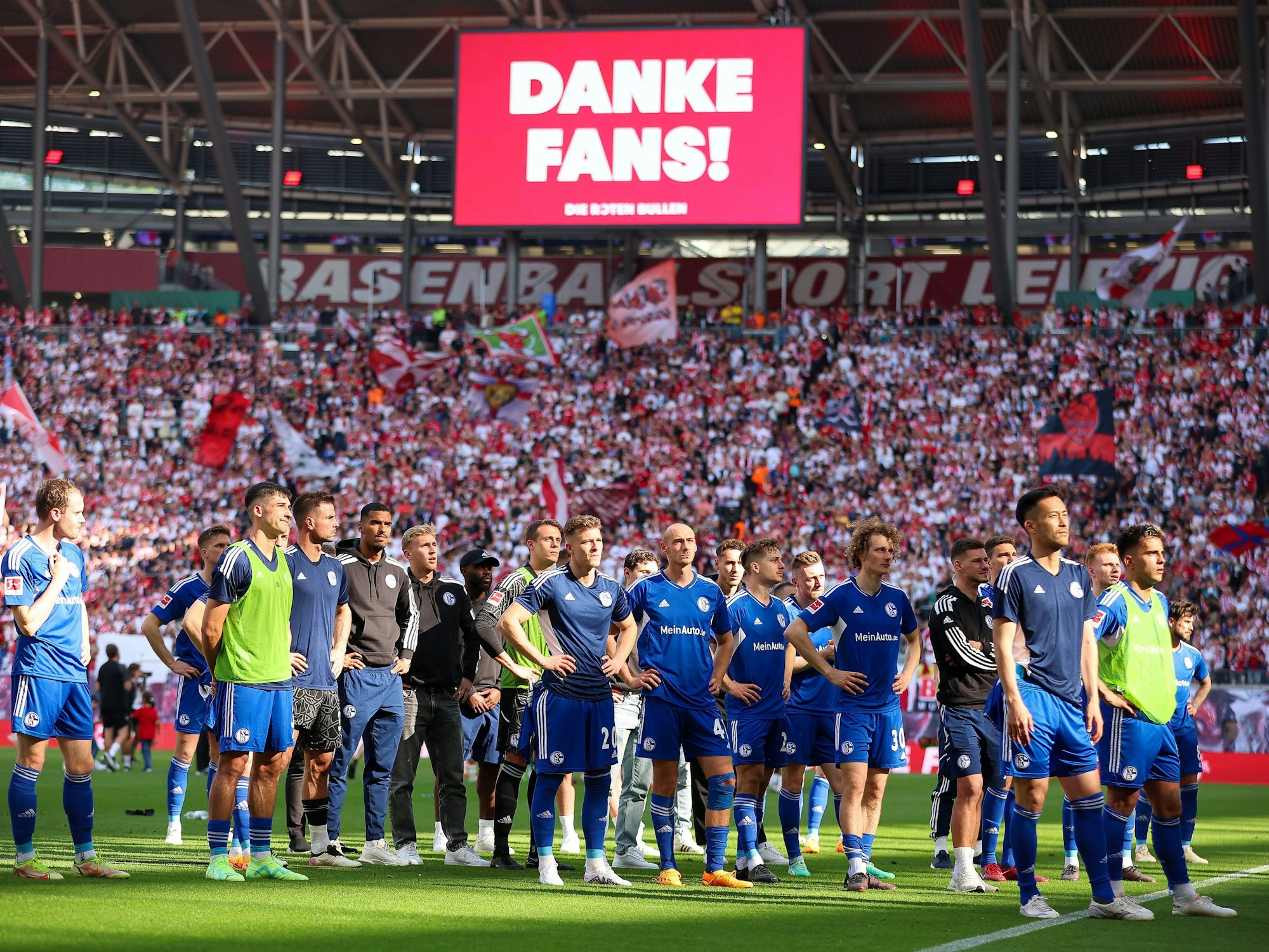 Schalkes Spieler stehen vor den Fans.