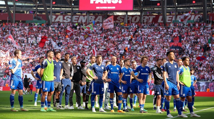 Schalkes Spieler stehen vor den Fans.&nbsp;