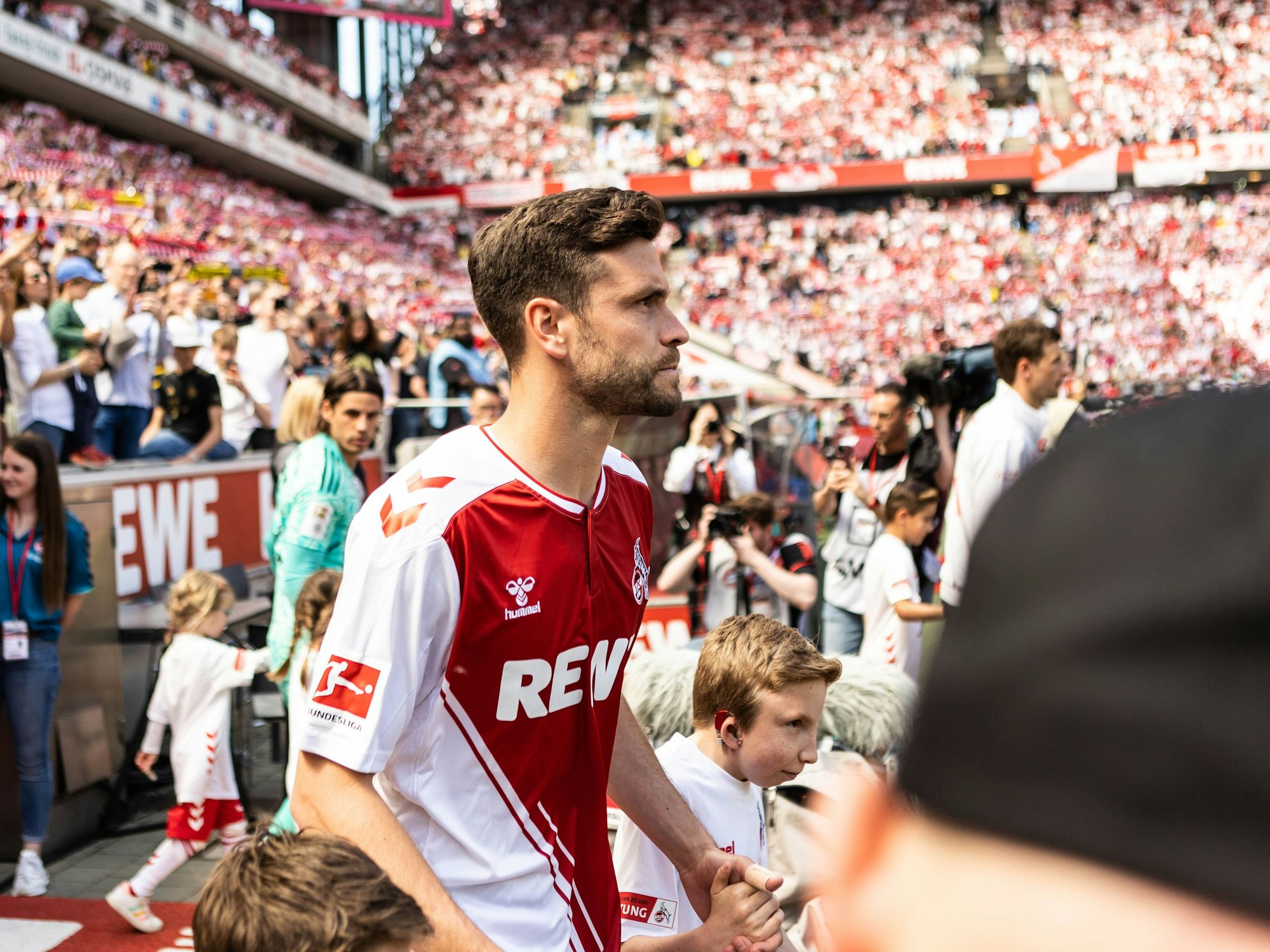 Jonas Hector betritt den Rasen des Rhein-Energie-Stadions in Köln ein.