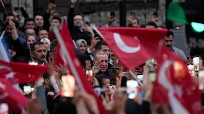 28.05.2023, Türkei, Istanbul: Recep Tayyip Erdogan, Staatspräsident der Türkei, winkt Anhängern vor seiner Residenz in Istanbul. Der amtierende türkische Staatspräsident Recep Tayyip Erdogan hat die Stichwahlen in seinem Land für gewonnen erklärt und seine Herrschaft auf ein drittes Jahrzehnt ausgedehnt.&nbsp;