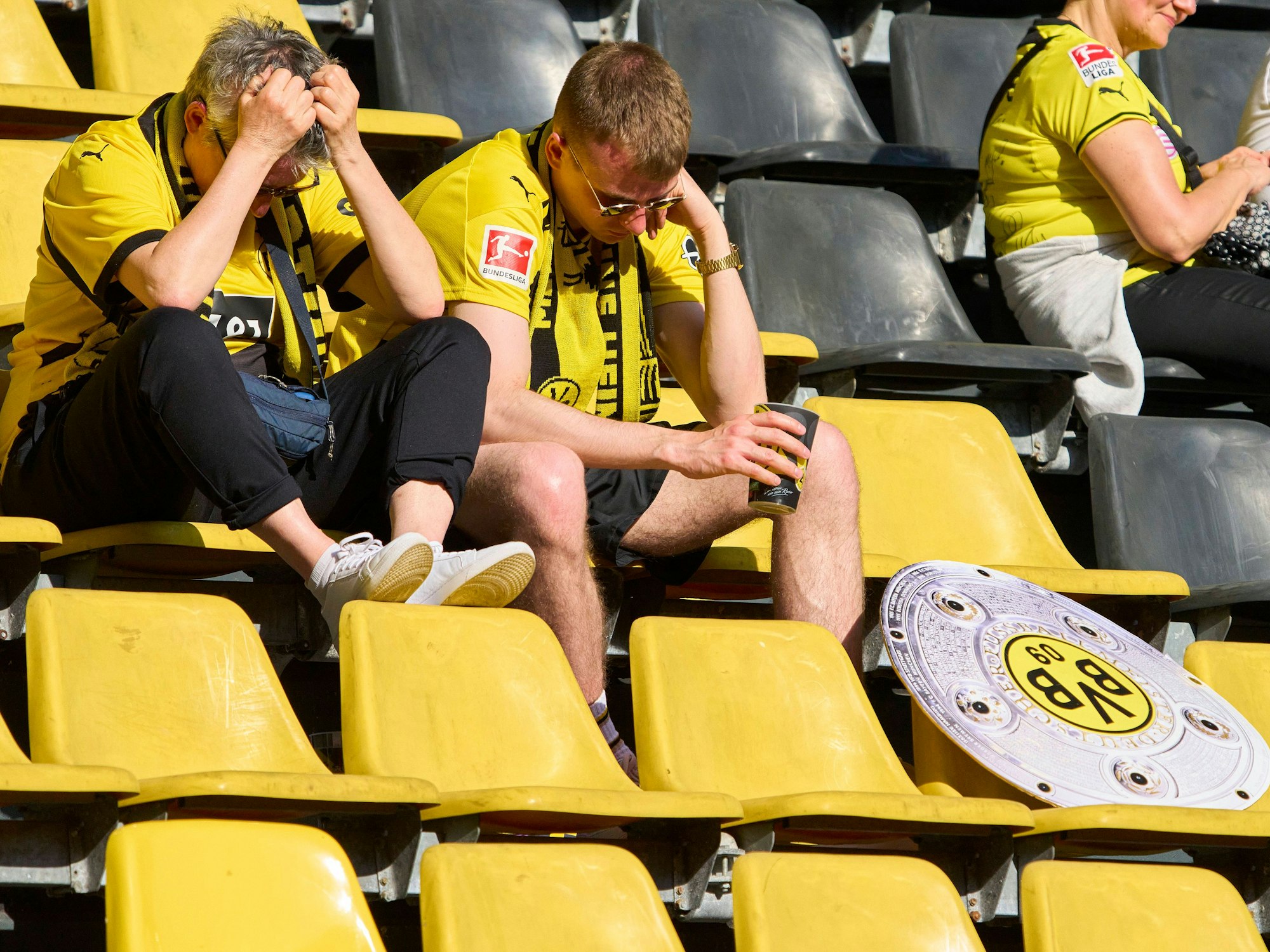 Zwei BVB-Fans lassen nach dem Spiel im Stadion die Köpfe hängen.