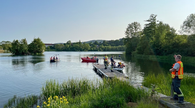 Feuerwehr und Rettungsdienste suchern am Breitenbacher See nach zwei vermissten Jugendlichen.