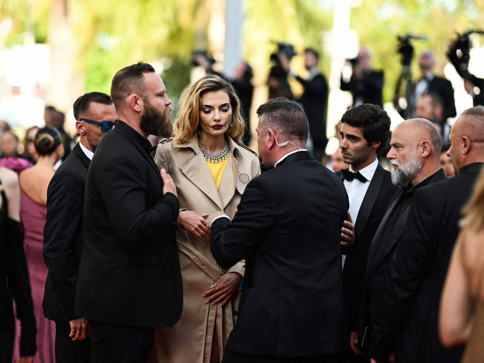 Das ukrainische Model Alina Baikowa bei den Filmfestspielen in Cannes inmitten von Angestellten des Sicherheitsdienstes.