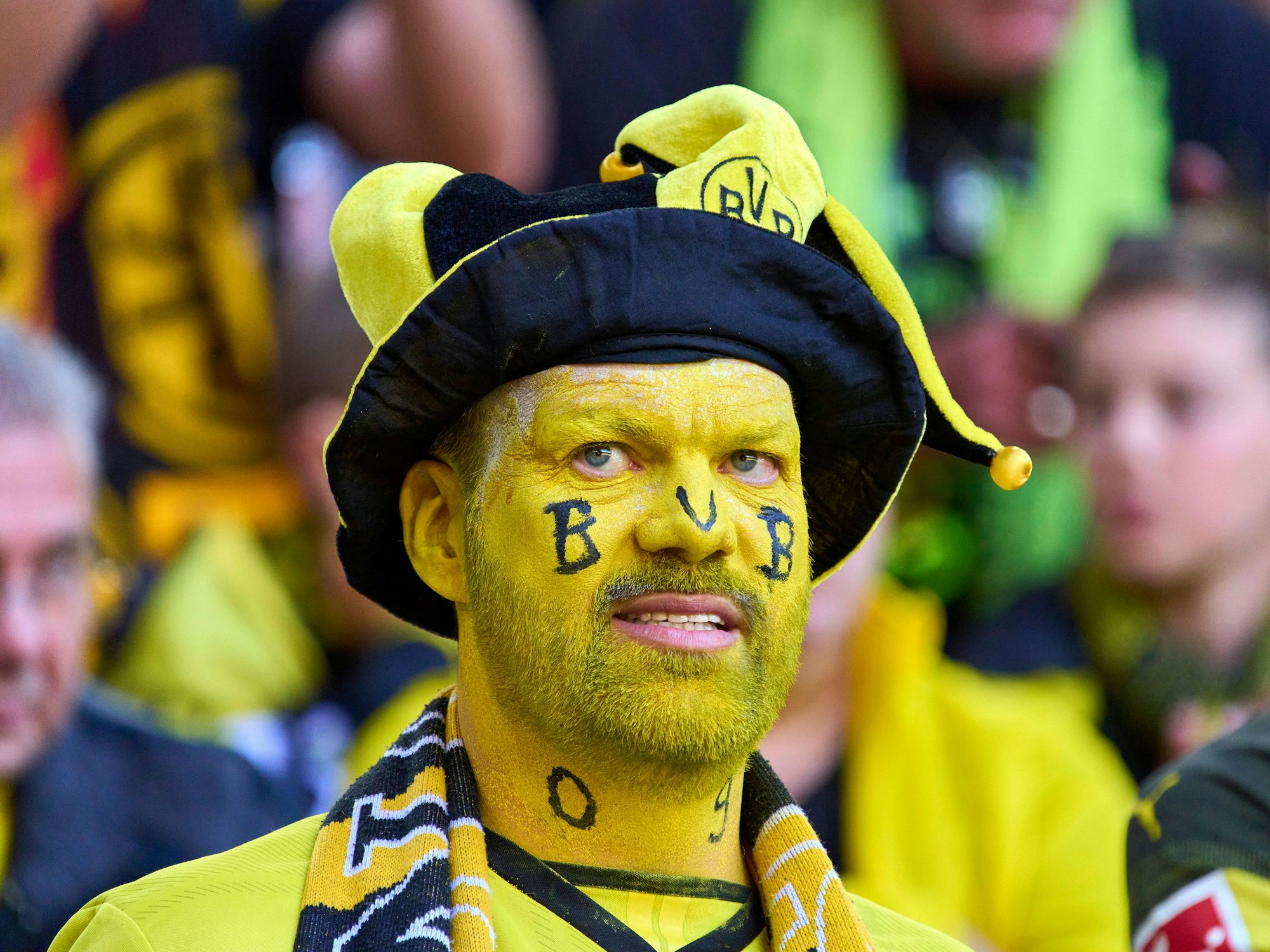 Ein BVB-Fan mit Gesichtsbemalung im Stadion.