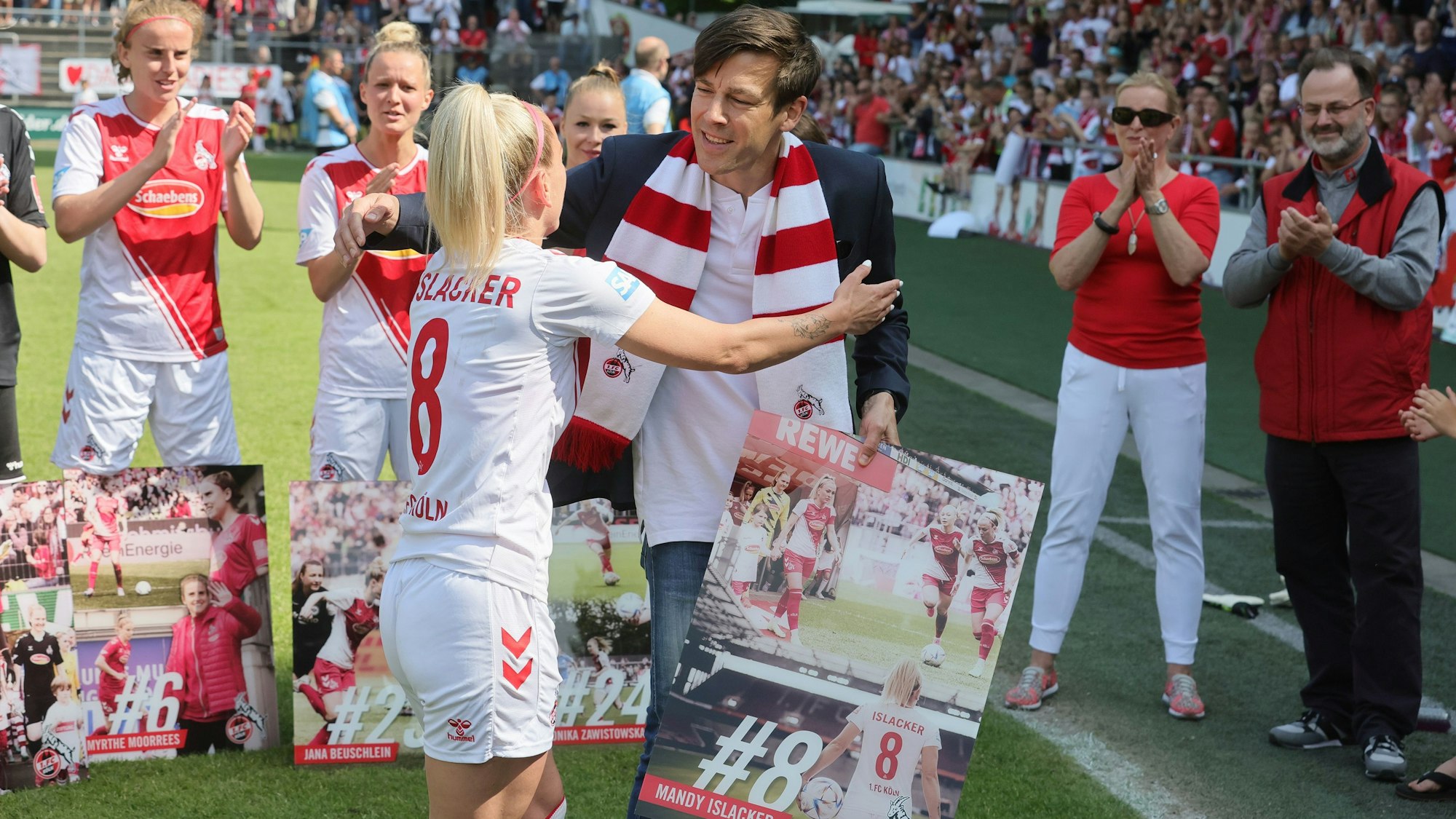 FC-Vizepräsident Carsten Wettich verabschiedet Mandy Islacker nach dem Spiel gegen Essen.


