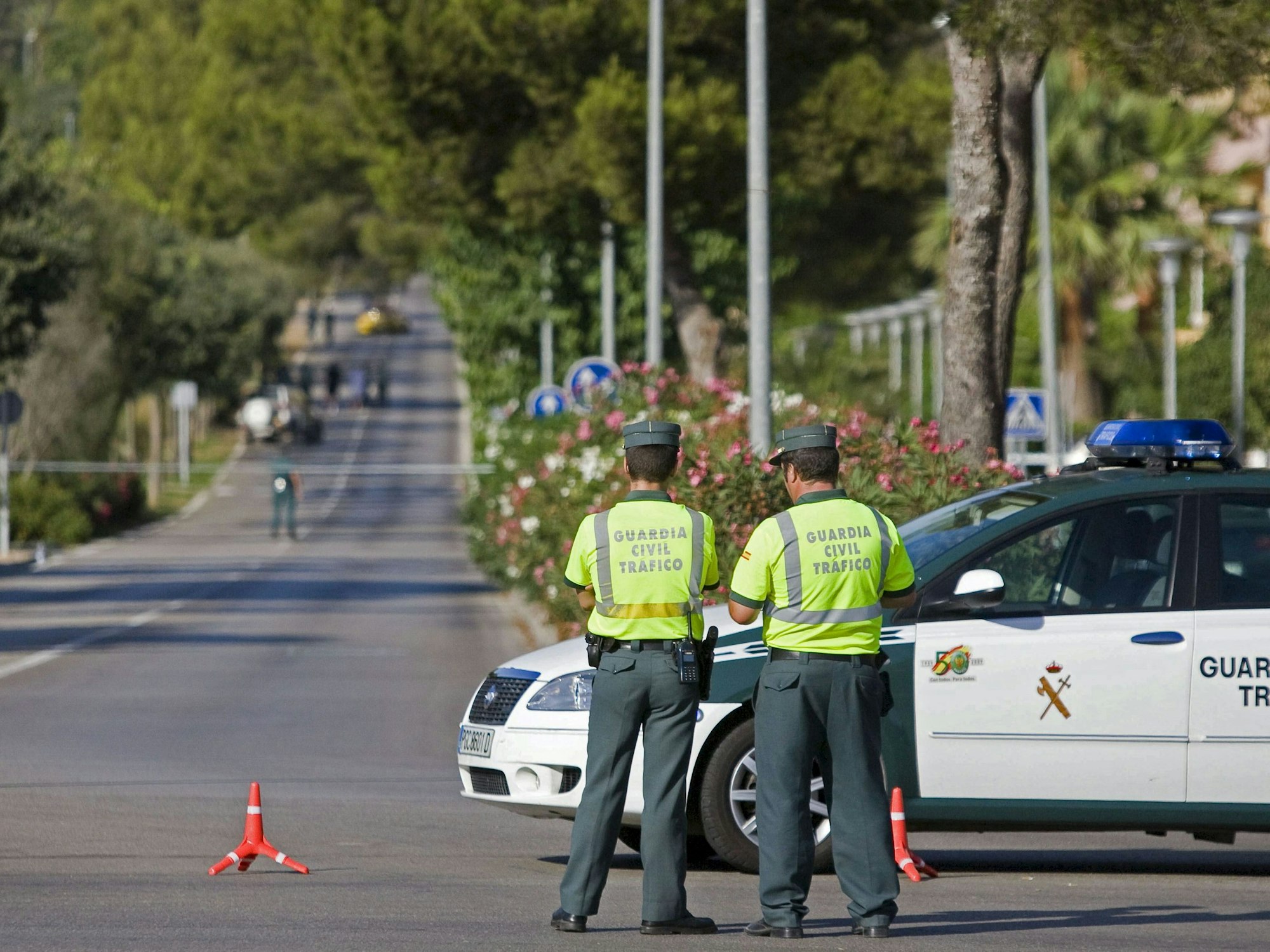 Beamte der spanischen Guardia Civil stehen an einem abgesperrtem Straßenabschnitt, hier im Juli 2009 in Calvia auf Mallorca.