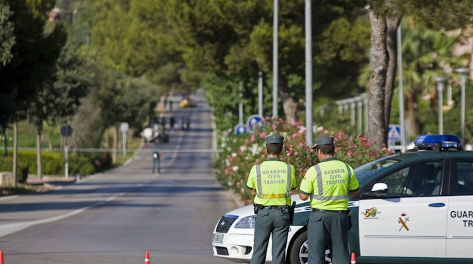 Beamte der spanischen Guardia Civil stehen an einem abgesperrtem Straßenabschnitt, hier im Juli 2009 in Calvia auf Mallorca.