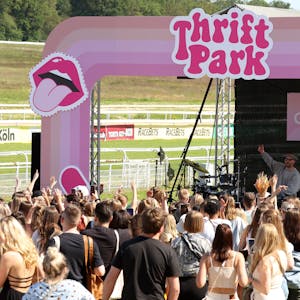 Das Thriftpark-Festival auf der Rennbahn in Köln. DJ Daavid Quentez legt auf.
