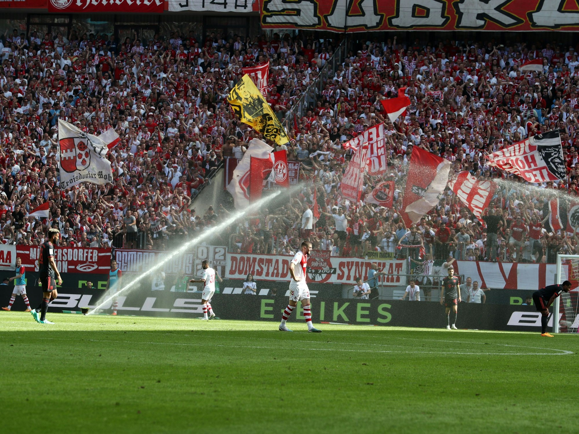 Der Rasensprenger gingen während des Spiels des FC gegen die Bayern an.