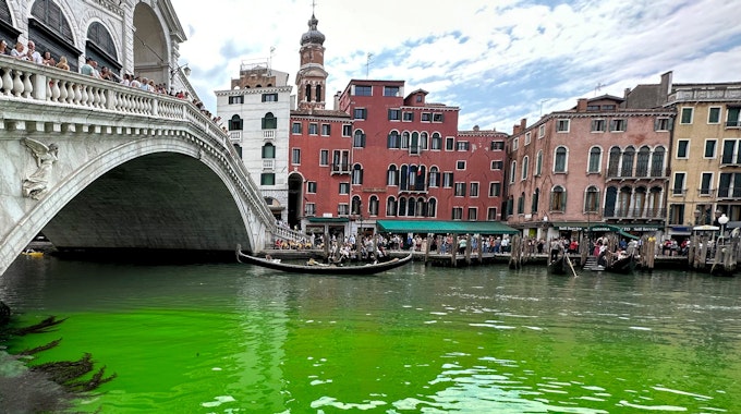 Zahlreiche Schaulustige stehen am Canale Grande in Venedig, dessen Wasser am Pfinstsonntag grün leuchtete.