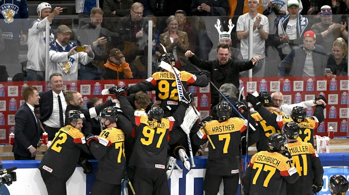 Die deutsche Eishockey-Nationalmannschaft bejubelt den Final-Einzug bei der WM.
