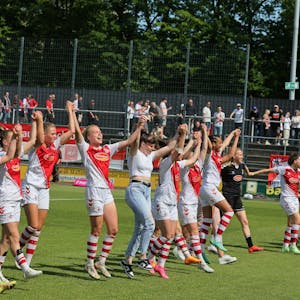 Mit hochgestreckten Armen jubeln die Spielerinnen des 1. FC Köln – im letzten Spiel der Saison haben sie den Klassenerhalt gesichert.