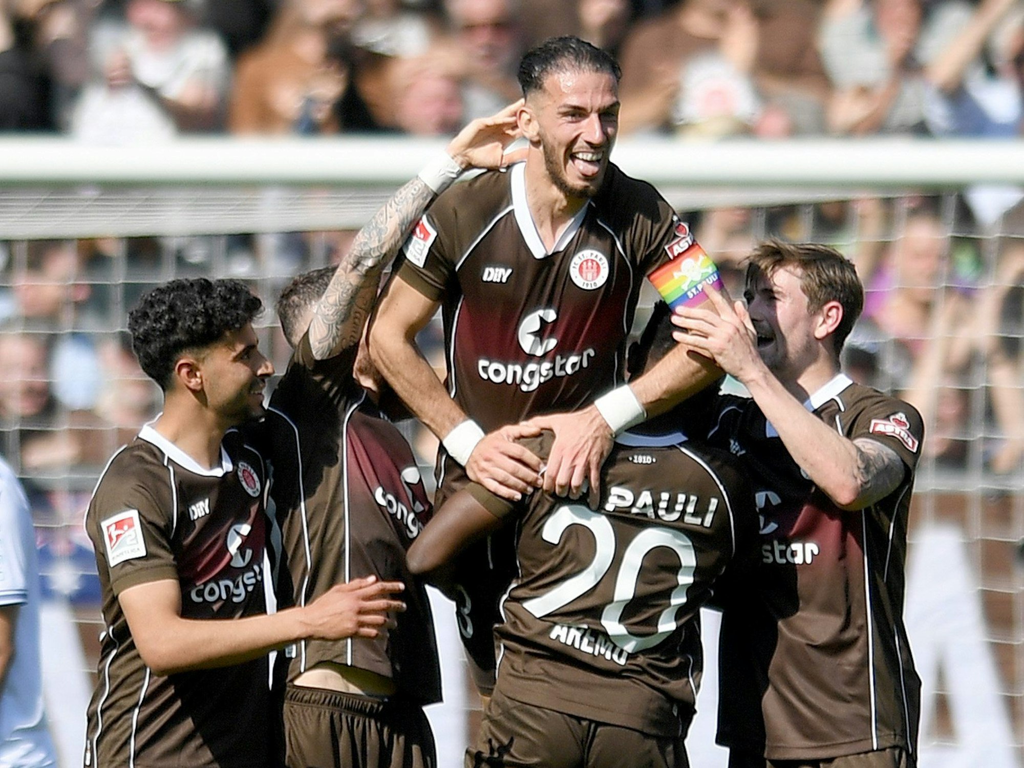 Die Spieler des FC St. Pauli heben ihren Mitspieler Leart Paqarda in die Höhe.