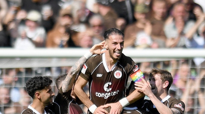 Die Spieler des FC St. Pauli heben ihren Mitspieler Leart Paqarda in die Höhe.