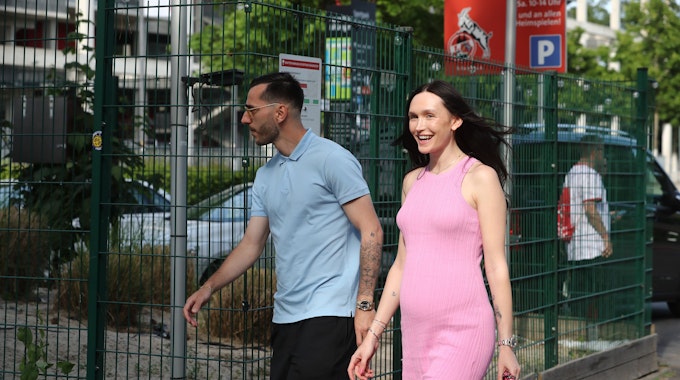 Sargis Adamyan kommt mit seiner schwangeren Ehefrau Anna zur Abschlussfeier des 1. FC Köln.
