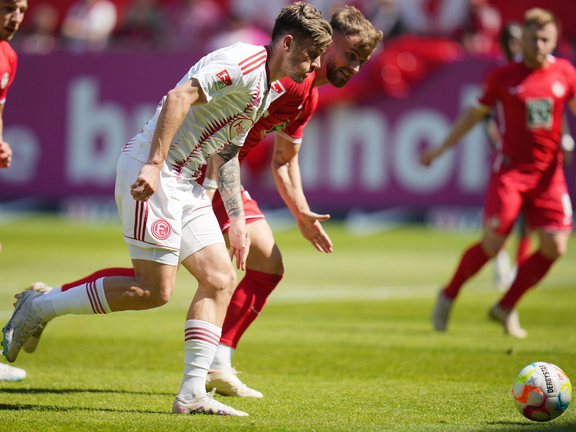 Kaiserslauterns Julian Niehues verfolgt Fortuna Düsseldorfs Dawid Kownacki.