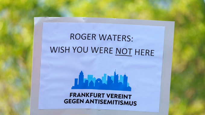 Ein Plakat mit der Aufschrift ·Roger Waters: Wish you were not here, aufgenommen auf der Veranstaltung ·Frankfurt vereint gegen Antisemitismus.