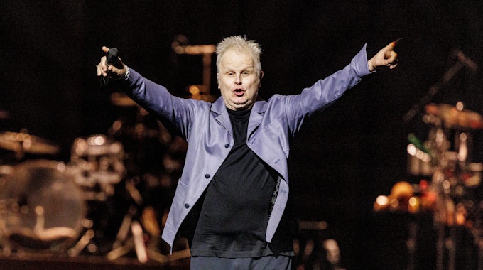 Musiker Herbert Grönemeyer steht beim Tourauftakt der Tour ‚Herbert Grönemeyer - Live 2023‘ auf der Bühne.