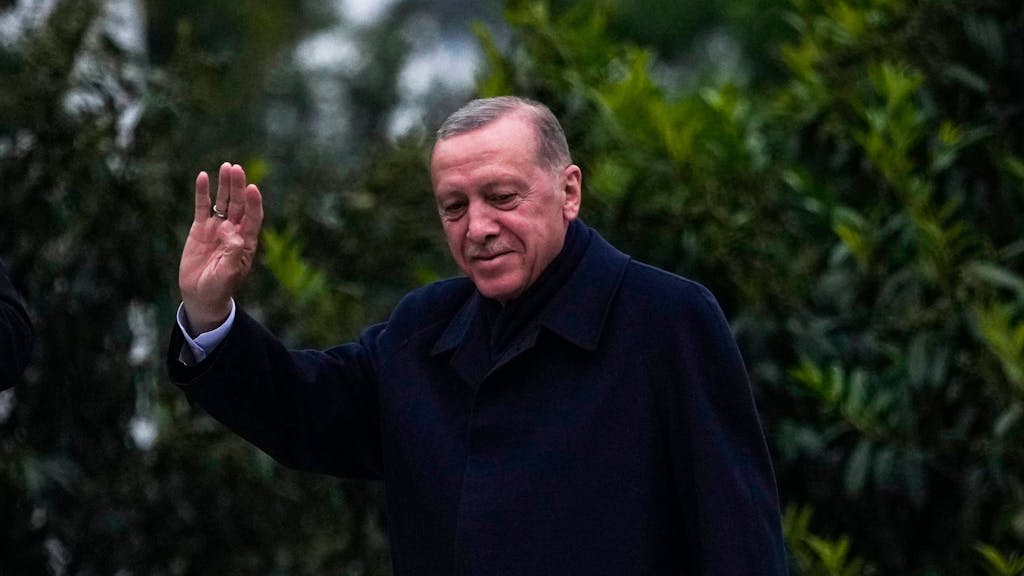 Recep Tayyip Erdogan grüßt am Wahlabend in der Türkei.