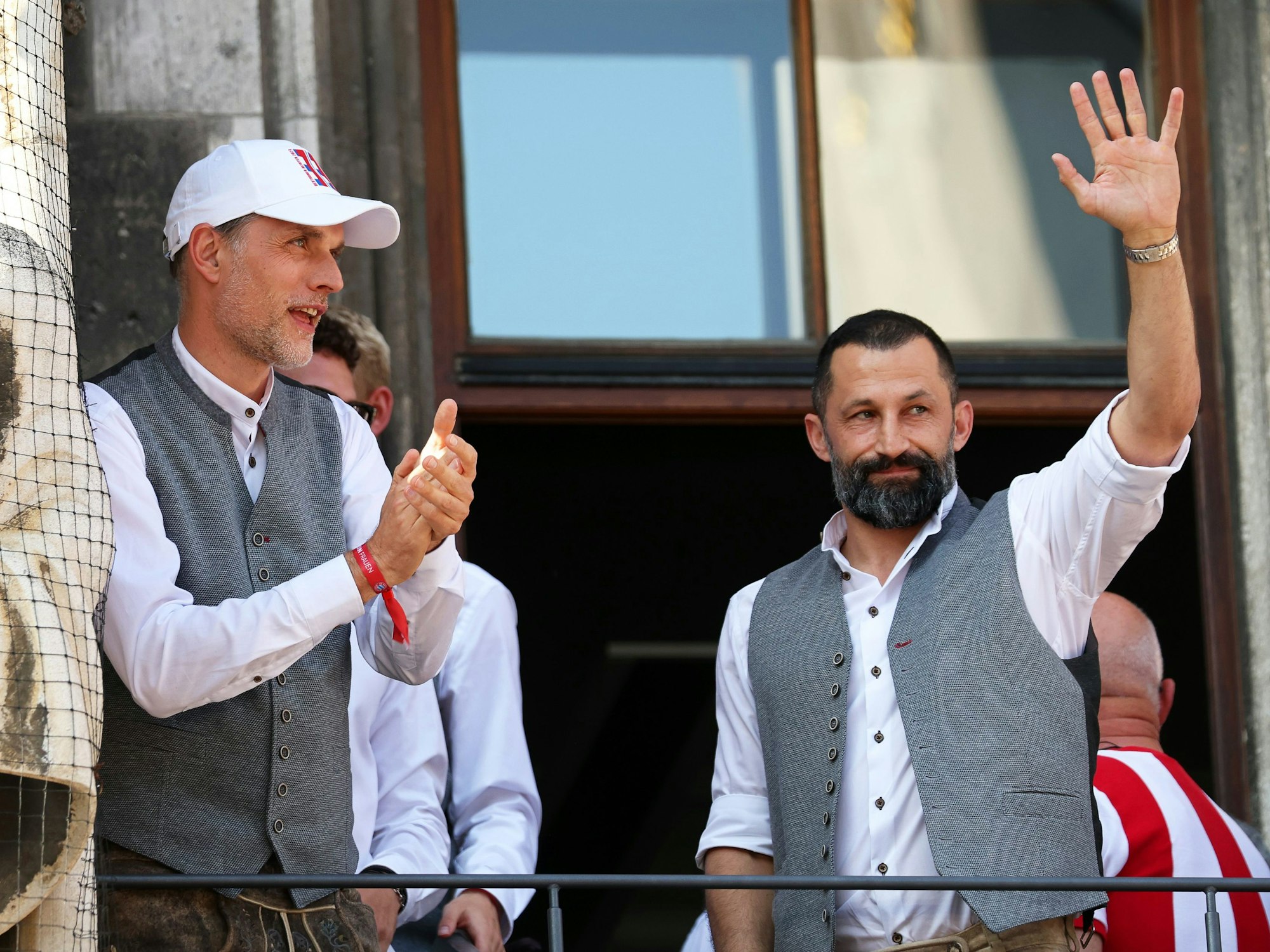 Bayerns Trainer Thomas Tuchel (l) und der scheidende Sportvorstand Hasan Salihamidzic (r) stehen auf dem Rathaus-Balkon. Die Männer des FC Bayern München sind zum elften Mal in Serie deutscher Fußball-Meister.