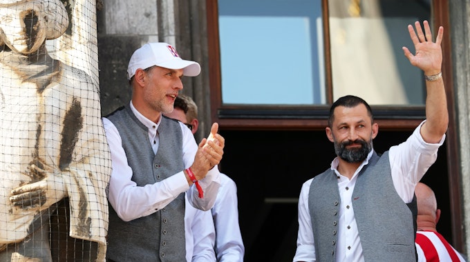 Bayerns Trainer Thomas Tuchel (l) und der scheidende Sportvorstand Hasan Salihamidzic (r) stehen auf dem Rathaus-Balkon. Die Männer des FC Bayern München sind zum elften Mal in Serie deutscher Fußball-Meister.