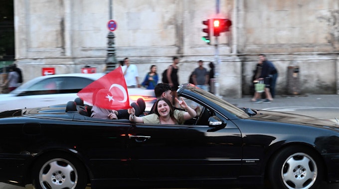 In München jubelt eine Frau aus einem fahrenden Auto über den Sieg von Recep Tayyip Erdogan bei der türkischen Präsidentschaftswahl.