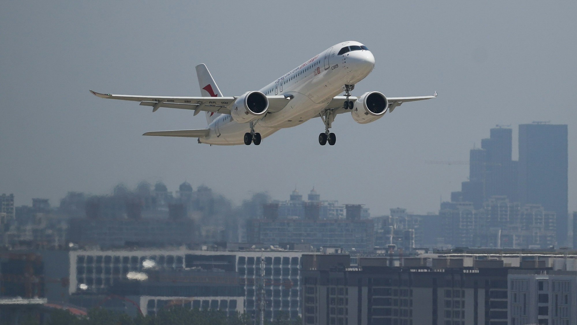 Ein großes Passagierflugzeug von China Eastern Airlines vom Typ C919, Chinas erstes selbst entwickeltes Großraumflugzeug, hebt vom internationalen Flughafen Shanghai Hongqiao ab.