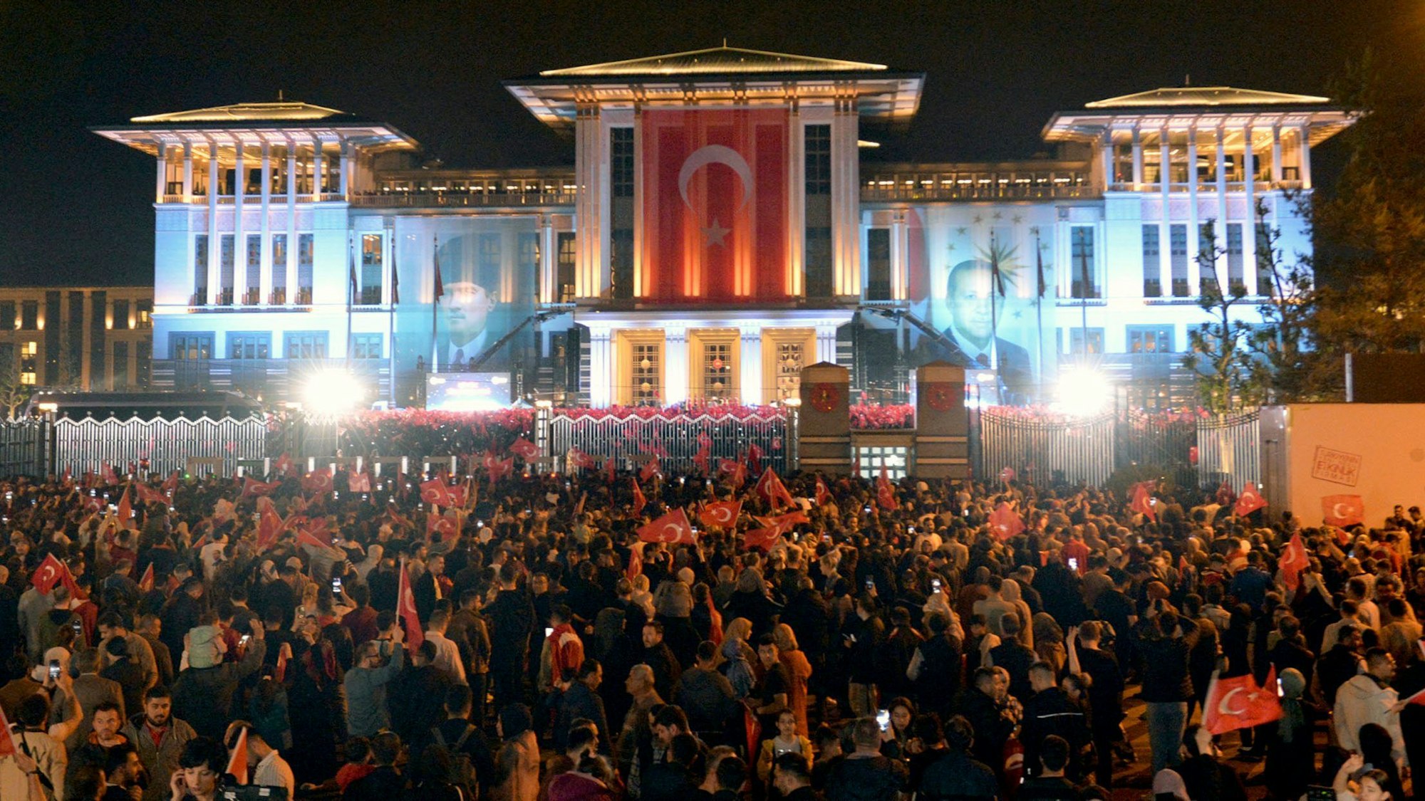 Anhänger des türkischen Präsidenten Recep Tayyip Erdogan feiern vor dem türkischen Präsidentenpalast in Ankara.