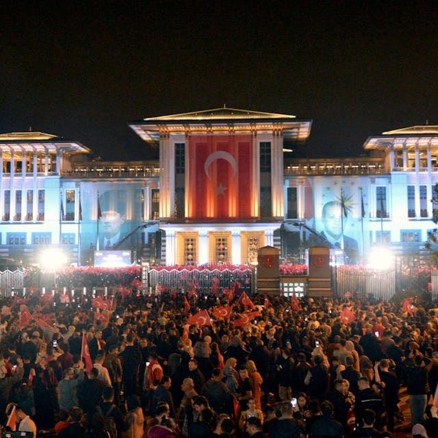Anhänger des türkischen Präsidenten Recep Tayyip Erdogan feiern vor dem türkischen Präsidentenpalast in Ankara.