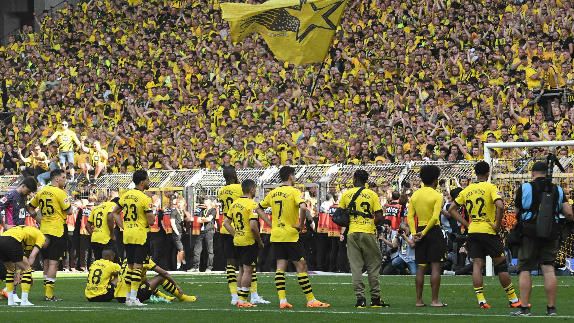Die Dortmunder Mannschaft trauert mit ihren Fans.