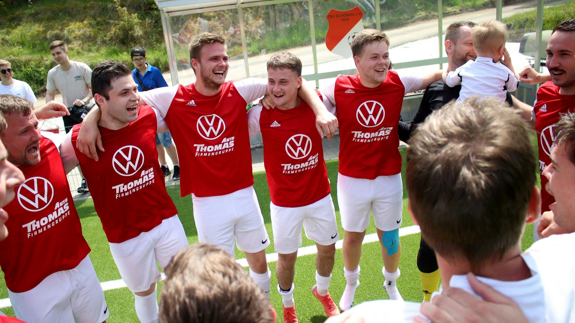 Arm in Arm feiern die Spieler des TSV Schönau II.