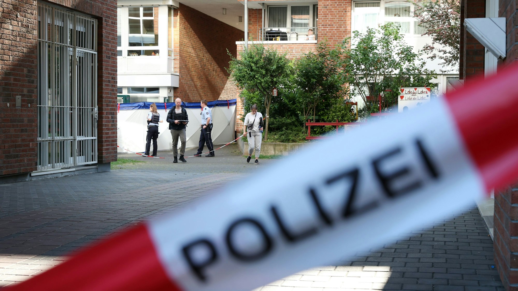 Die Spurensicherung untersucht den Tatort am Böcking-Park in Mülheim.