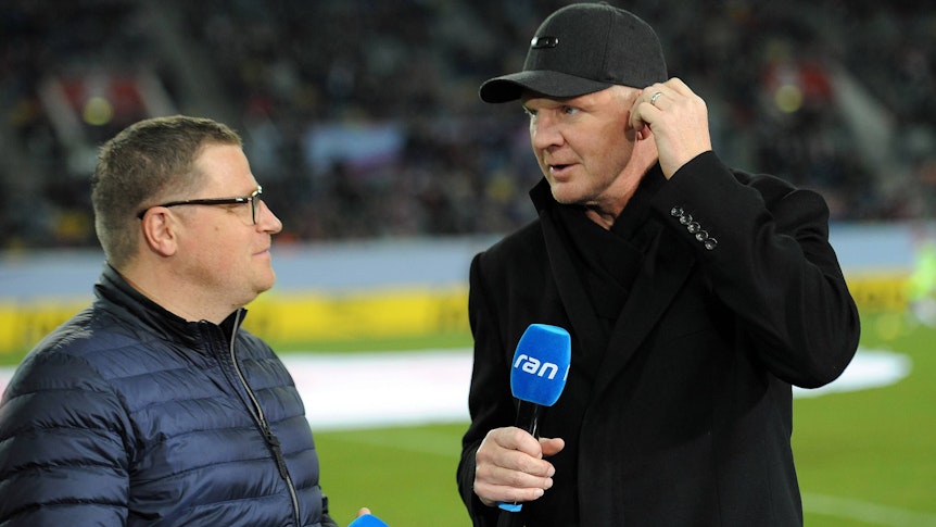 Ex-Gladbach-Stars im Gespräch: Max Eberl (l.) unterhält sich mit Stefan Effenberg (r.) während eines Turniers (14. Januar 2017) in der Düsseldorfer Arena. Beide halten jeweils ein TV-Mikrofon in der Hand.