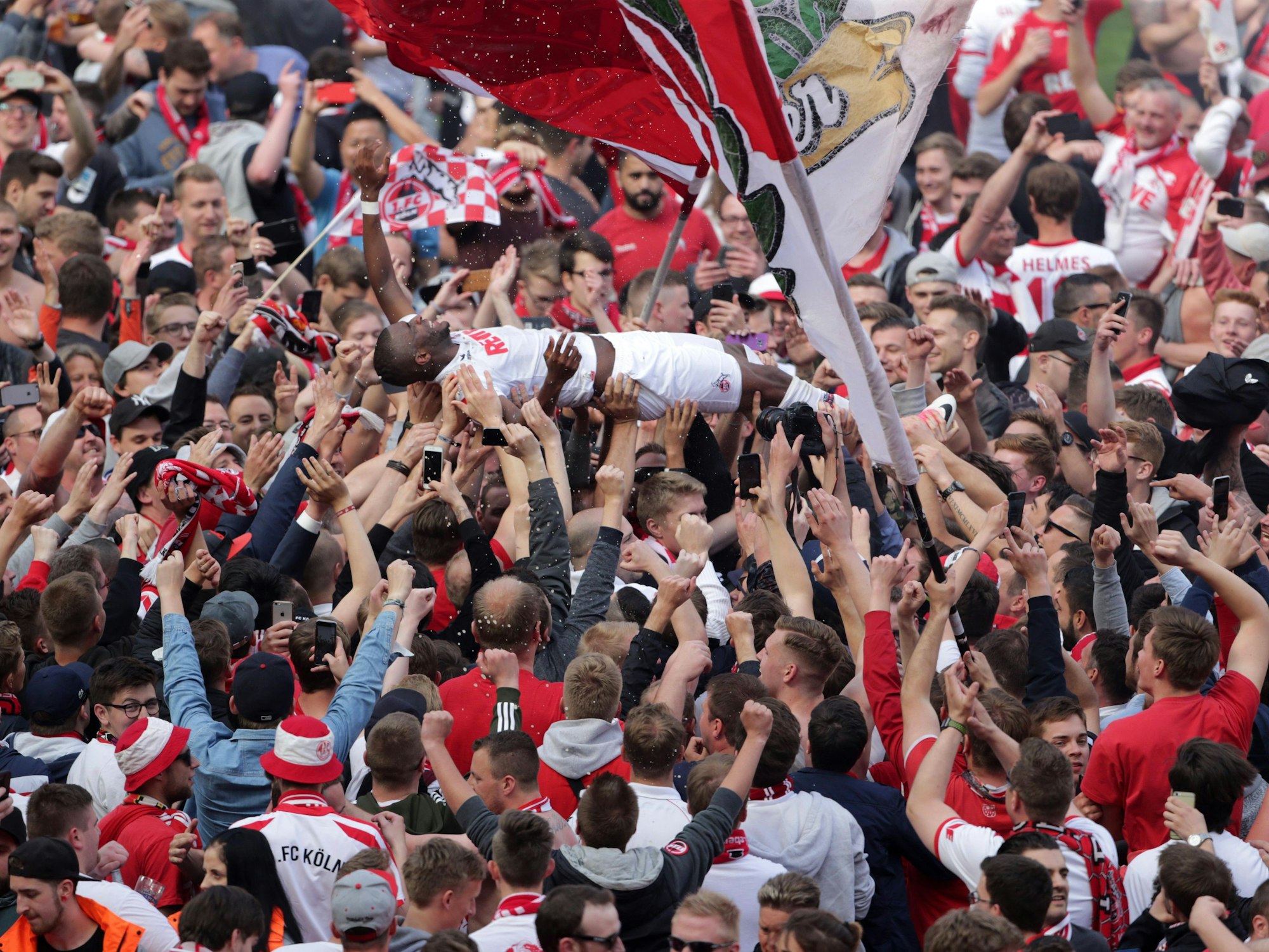 FC-Fans tragen Stürmer Anthony Modeste auf ihren Händen durchs Stadion.