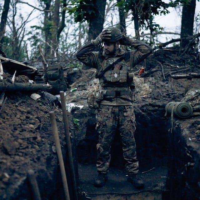 Ein ukrainischer Soldat in einem Graben in der Nähe der weitgehend zerstörten ukrainischen Stadt Bachmut.