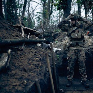 Ein ukrainischer Soldat in einem Graben in der Nähe der weitgehend zerstörten ukrainischen Stadt Bachmut.
