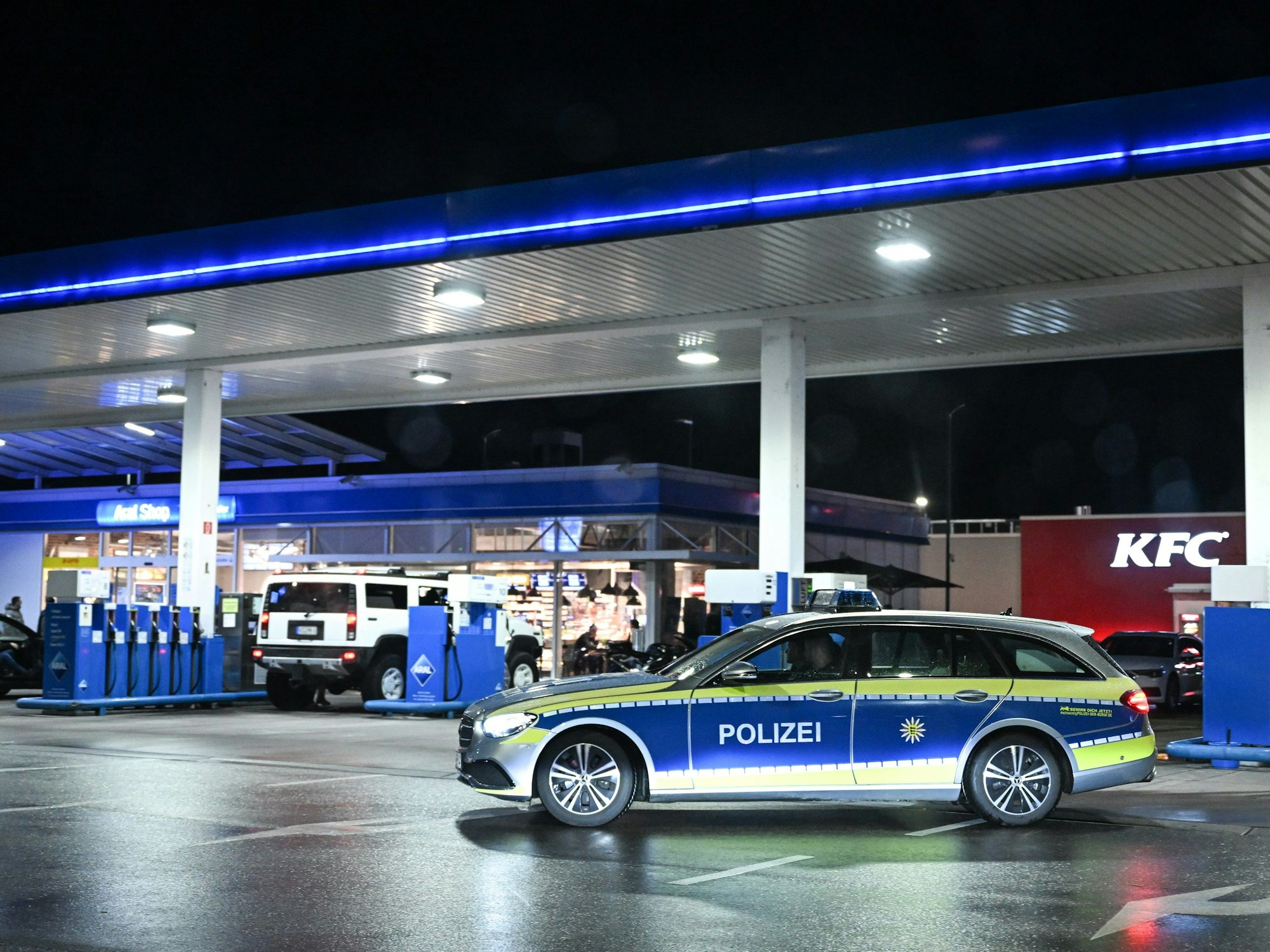 Eine Polizeistreife fährt in Baden-Württemberg an einer Tankstelle vorbei, um die Tuning-Szene zu kontrollieren.
