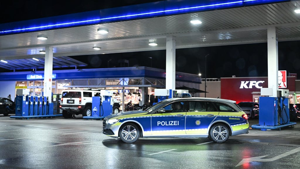 Eine Polizeistreife fährt in Baden-Württemberg an einer Tankstelle vorbei, um die Tuning-Szene zu kontrollieren.&nbsp;