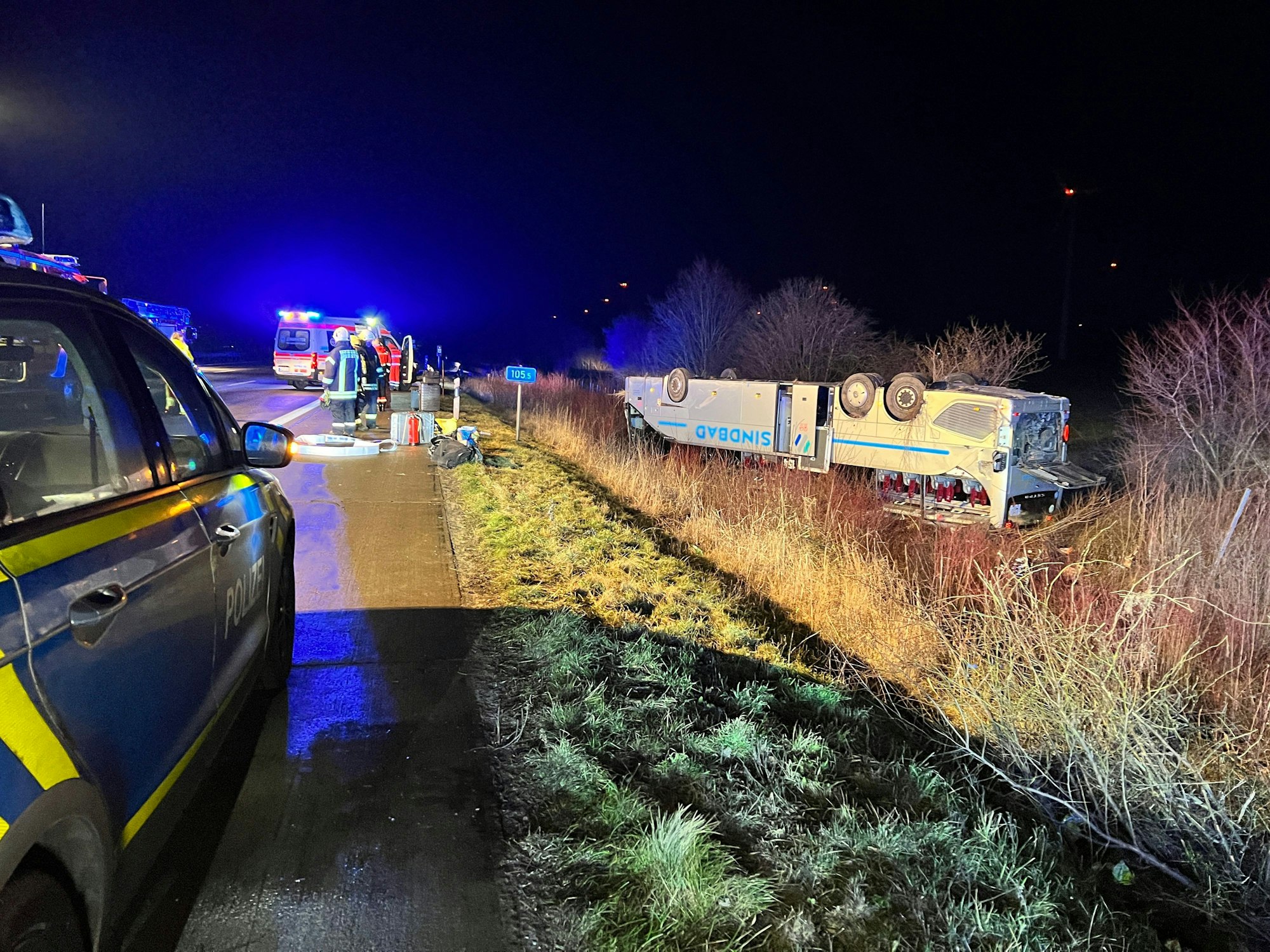 Ein Bus eines Reiseunternehmens aus Polen liegt nach einem Unfall im Februar 2023 auf der A2 bei Bornstedt auf dem Dach. Das Fahrzeug hatte sich überschlagen.