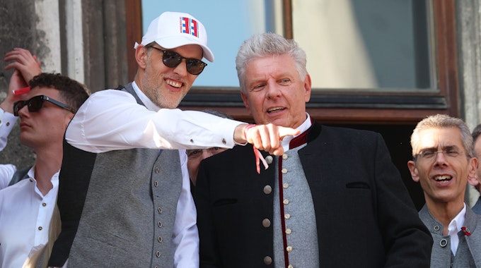 FC Bayern feiert: Thomas Tuchel (l) und Dieter Reiter (SPD, r), Oberbürgermeister von München, stehen auf dem Rathaus-Balkon.&nbsp;