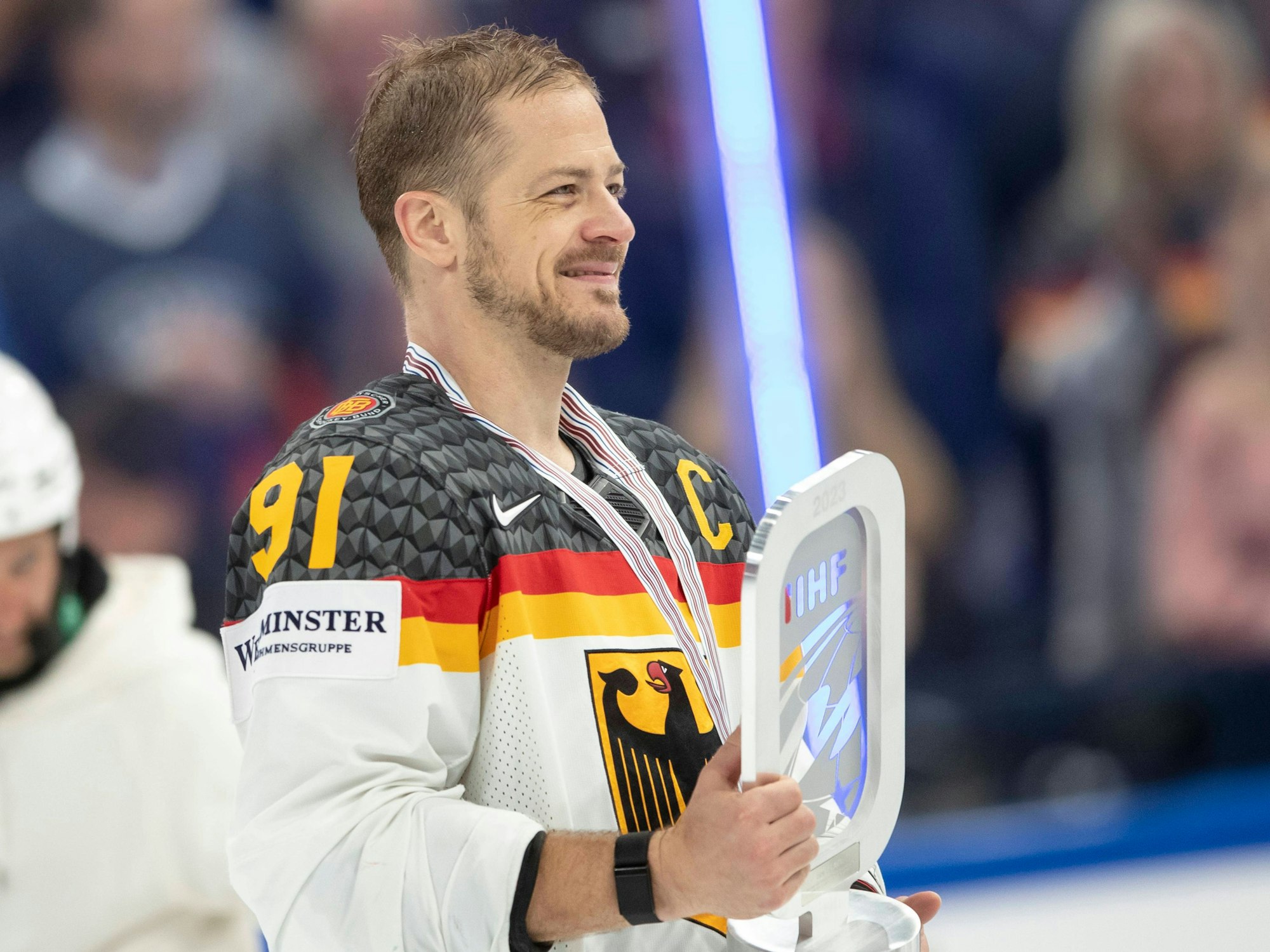 Moritz Müller mit der Silber-Trophäe bei der Eishockey-WM 2023.