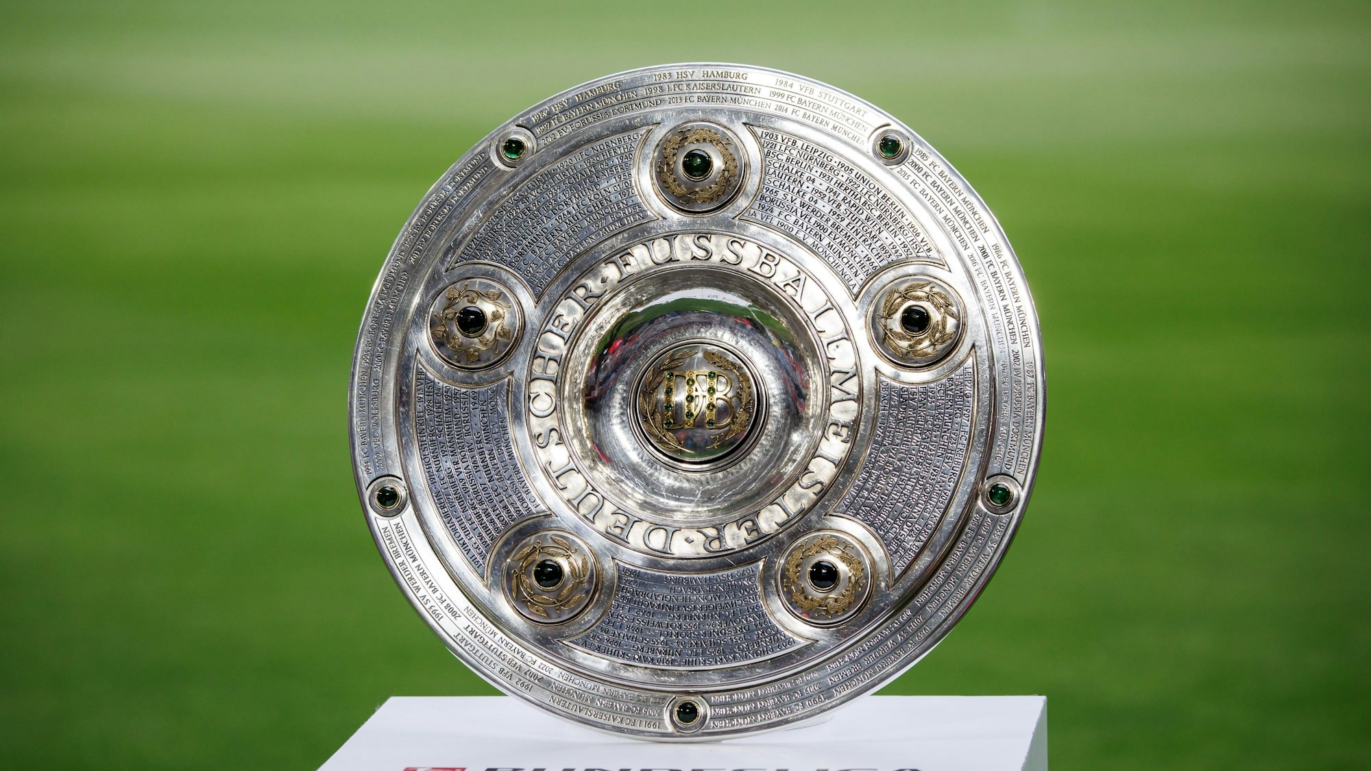 Die Meisterschale der Bundesliga steht auf dem Rasen.