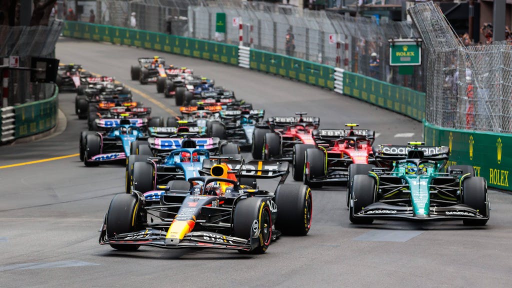 Red-Bull-Fahrer Max Verstappen führt das Feld nach dem Start beim Großen Preis von Monaco (28. Mai 2023) an.