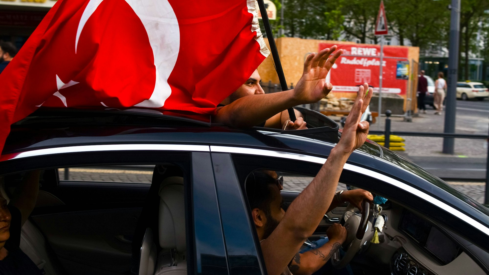 Türkeistämmige haben am Sonntag in Köln den Wahlsieg von Erdogan gefeiert