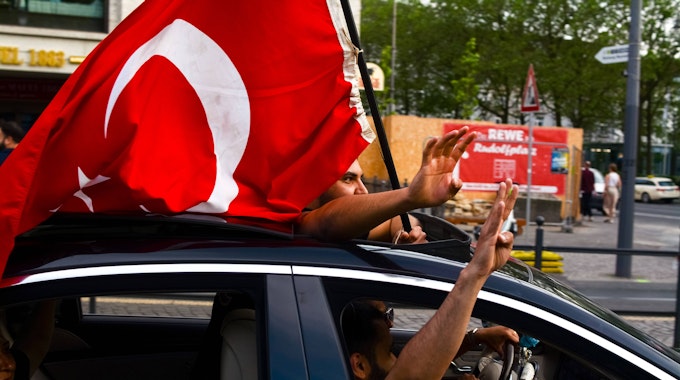 Türkeistämmige haben am Sonntag in Köln den Wahlsieg von Erdogan gefeiert