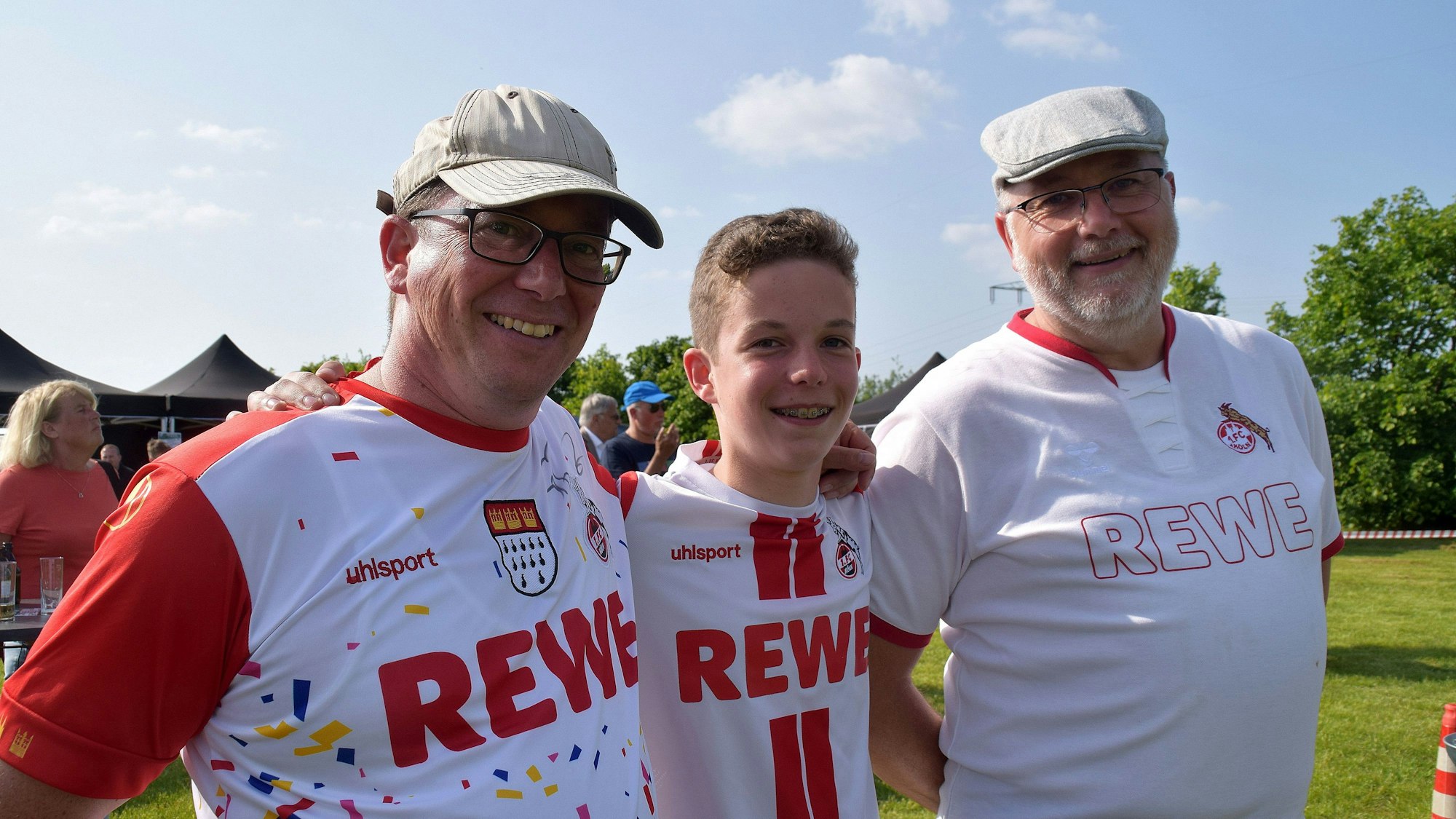 Die FC-Fans Norbert und Justus Hütten und Heiko Kusserow (von links) waren extra aus Zülpich nach Odendorf zum Benefizspiel gekommen.