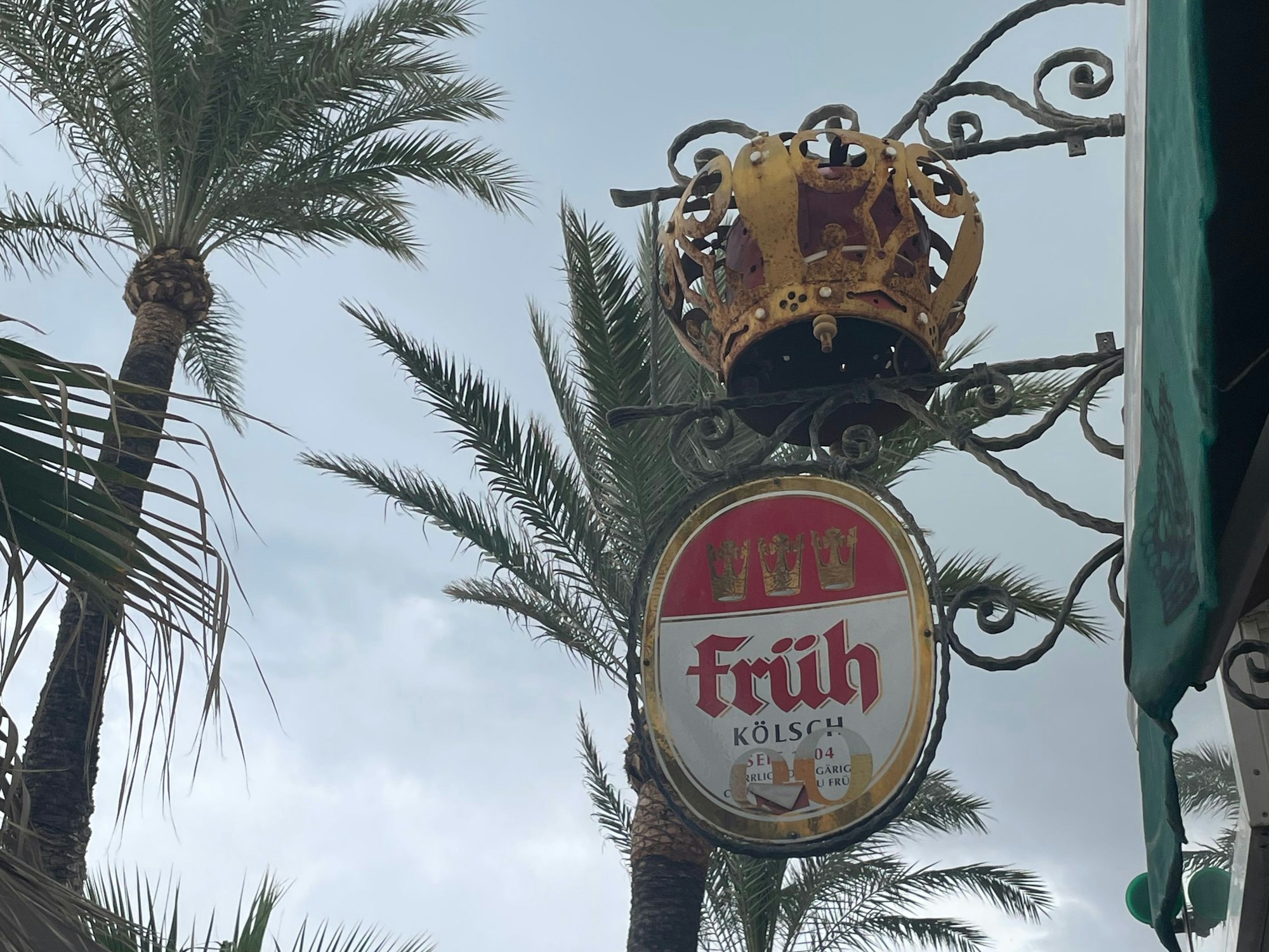 Ein Schild der Biermarke Früh Kölsch hängt vor dem Restaurant „Zur Krone“ an der Playa de Palma auf Mallorca.
